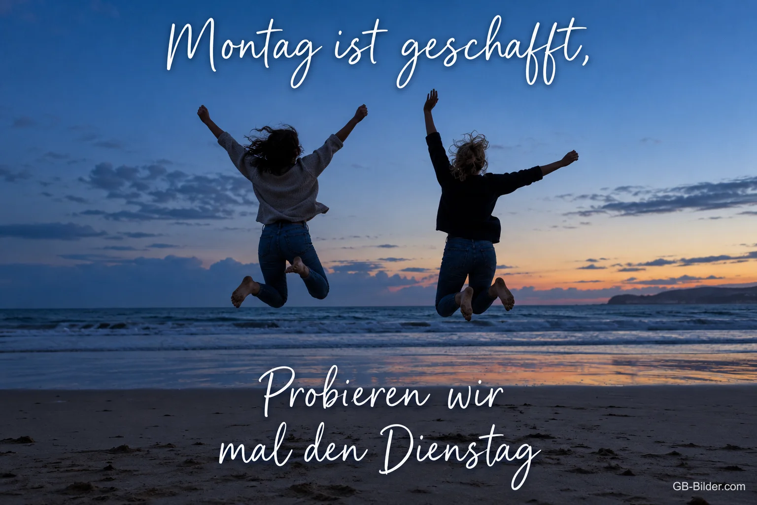 Zwei Menschen springen am Strand in der Abenddämmerung, Text: Montag ist geschafft, probieren wir mal den Dienstag