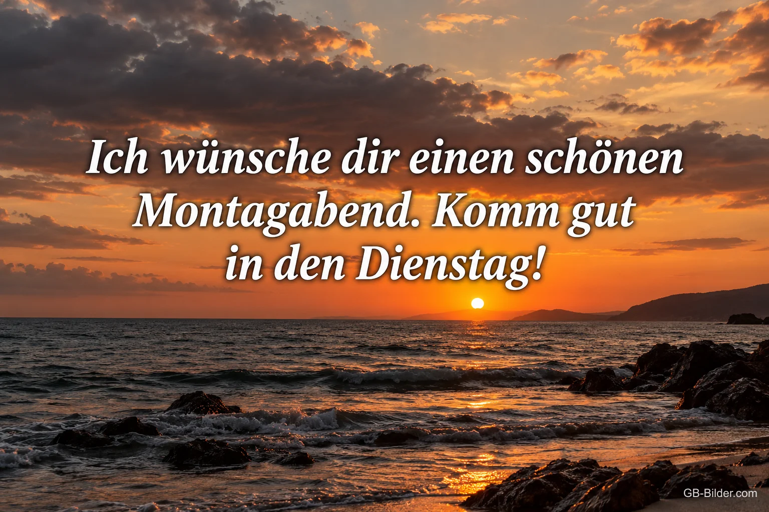 Sonnenuntergang über einer Felsküste, Text: Ich wünsche dir einen schönen Montagabend. Komm gut in den Dienstag!