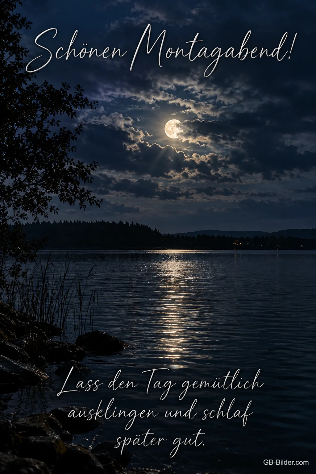 Vollmond über einem stillen See, Text: Schönen Montagabend! – Lass den Tag gemütlich ausklingen und schlaf später gut.