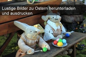 Zwei Stoffhasen mit bunten Ostereiern auf Holzbank zu Ostern