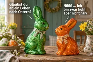 Grüner und oranger Schokoladenhase mit Schleifen und Sprechblasen auf einem Tisch, Text: Glaubst du an ein Leben nach Ostern? – Nööö … ich bin zwar hohl, aber nicht naiv