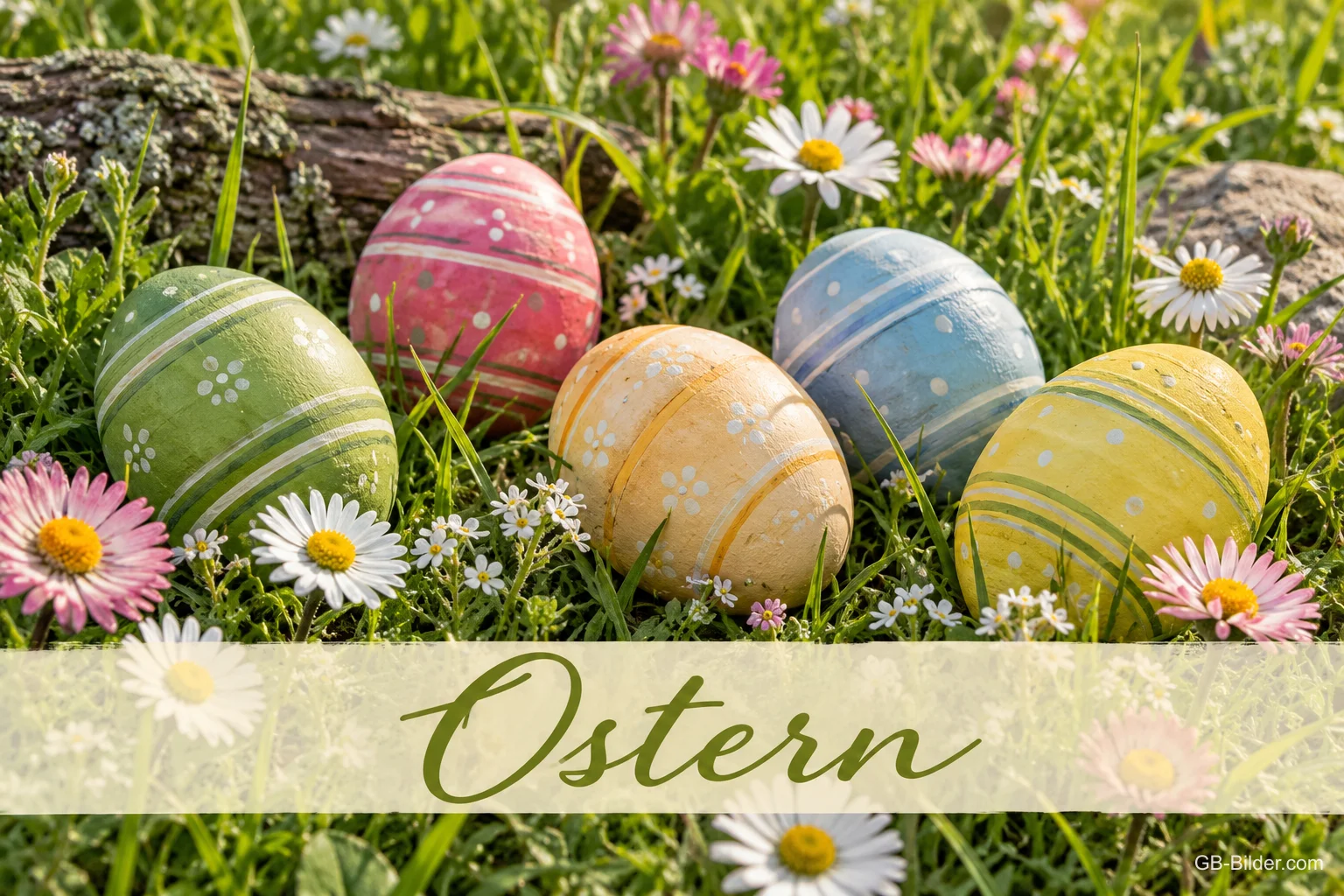 Ostereier im Gras mit Gänseblümchen, Text: Ostern