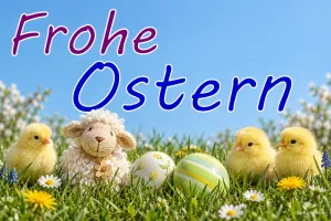 Küken und ein Spielzeugschaf zwischen Ostereiern auf einer Frühlingswiese, Text: Frohe Ostern