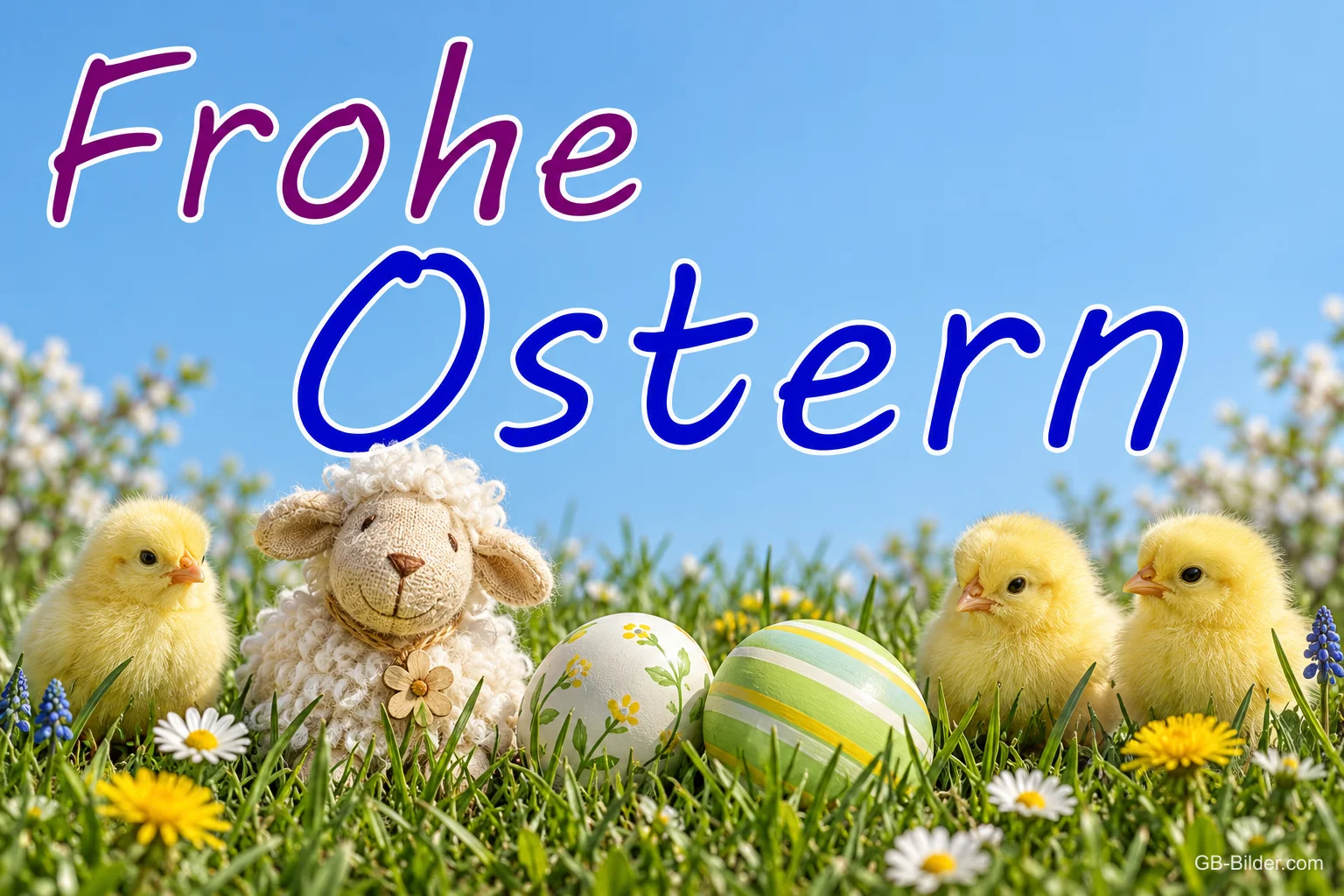 Küken und ein Spielzeugschaf zwischen Ostereiern auf einer Frühlingswiese, Text: Frohe Ostern Küken und ein Spielzeugschaf zwischen Ostereiern auf einer Frühlingswiese, Text: Frohe Ostern