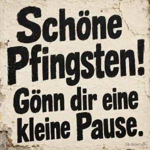 Großer Schriftzug auf einer verwitterten weißen Wand, Text: Schöne Pfingsten! Gönn dir eine kleine Pause.