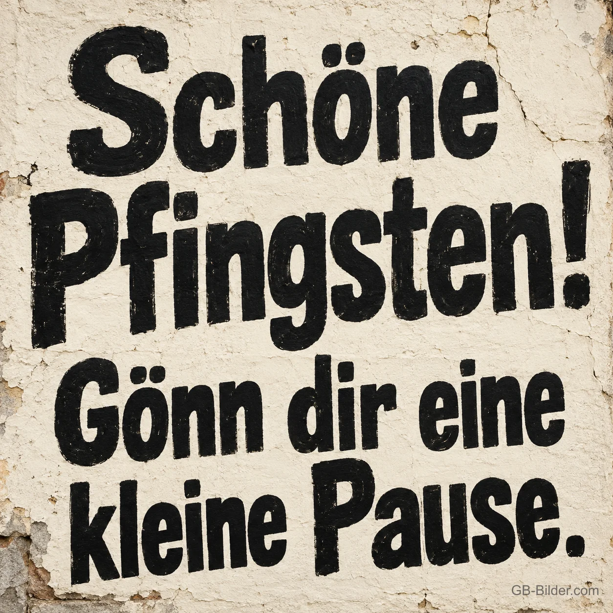 Großer Schriftzug auf einer verwitterten weißen Wand, Text: Schöne Pfingsten! Gönn dir eine kleine Pause. Großer Schriftzug auf einer verwitterten weißen Wand, Text: Schöne Pfingsten! Gönn dir eine kleine Pause.
