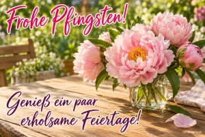 Rosa Pfingstrosen in einer Glasvase auf einem Gartentisch, Text: Frohe Pfingsten! – Genieß ein paar erholsame Feiertage!