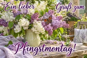 Fliederstrauß in einer Kanne mit Tagpfauenauge auf einem Gartentisch, Text: Ein lieber Gruß zum – Pfingstmontag!