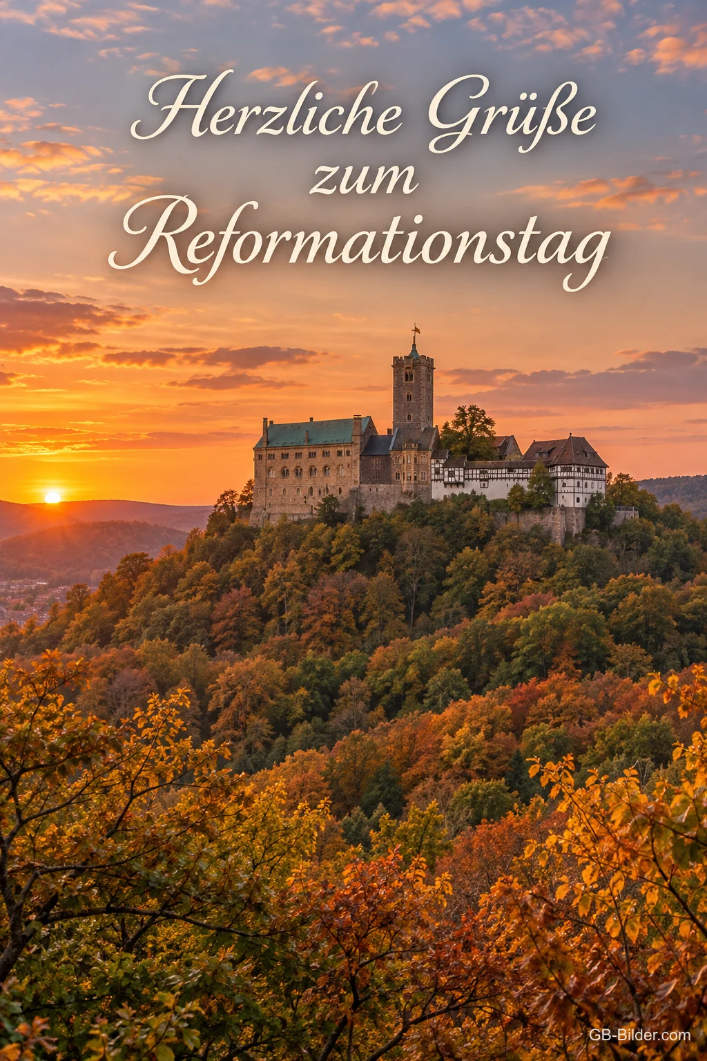 Die Wartburg thront bei Sonnenuntergang auf ihrem Berg über leuchtenden Herbstwäldern in Thüringen, Text: Herzliche Grüße zum Reformationstag Die Wartburg thront bei Sonnenuntergang auf ihrem Berg über leuchtenden Herbstwäldern in Thüringen, Text: Herzliche Grüße zum Reformationstag