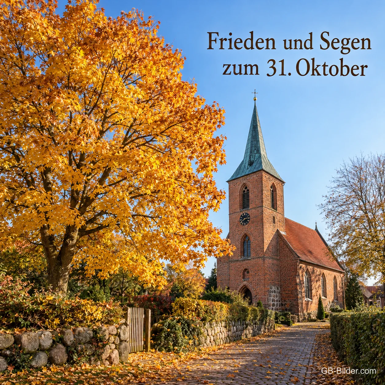 Eine kleine Backsteinkirche steht hinter einem goldgelben Ahornbaum unter blauem Herbsthimmel, Text: Frieden und Segen zum 31. Oktober Eine kleine Backsteinkirche steht hinter einem goldgelben Ahornbaum unter blauem Herbsthimmel, Text: Frieden und Segen zum 31. Oktober