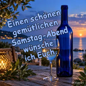 Blaue Weinflasche und Glas auf einem Tisch am Meer bei Sonnenuntergang, Text: Einen schönen gemütlichen Samstag-Abend wünsche ich Euch.