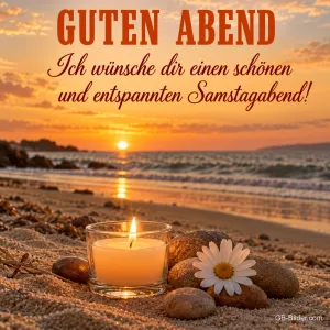 Kerze, Steine und Margerite am Strand bei Sonnenuntergang, Text: GUTEN ABEND – Ich wünsche dir einen schönen und entspannten Samstagabend!