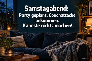Gemütliches Sofa mit Kissen und Decke im abendlichen Wohnzimmer, Text: Samstagabend: Party geplant, Couchattacke bekommen. – Kannste nichts machen!