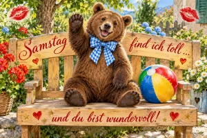 Bär mit Schleife winkt auf einer Gartenbank neben einem Wasserball, Text: Samstag find ich toll … und du bist wundervoll!