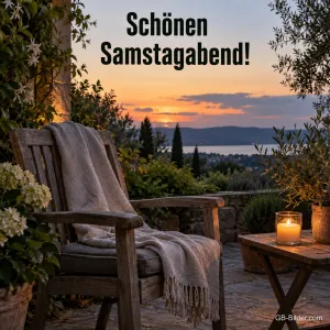 Holzstuhl mit Decke und Windlicht auf einer Terrasse im Abendrot, Text: Schönen Samstagabend!