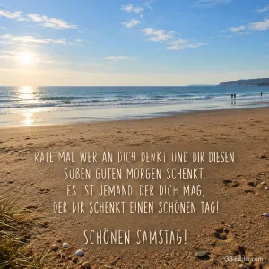 Sandstrand mit Fußspuren und Meer in der Sonne, Text: RATE MAL WER AN DICH DENKT UND DIR DIESEN SÜSSEN GUTEN MORGEN SCHENKT. ES IST JEMAND, DER DICH MAG, DER DIR SCHENKT EINEN SCHÖNEN TAG! SCHÖNEN SAMSTAG!
