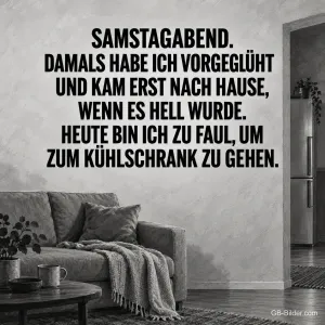 Wohnzimmer mit Sofa in Schwarzweiß, lustiger Spruch über den Samstagabend