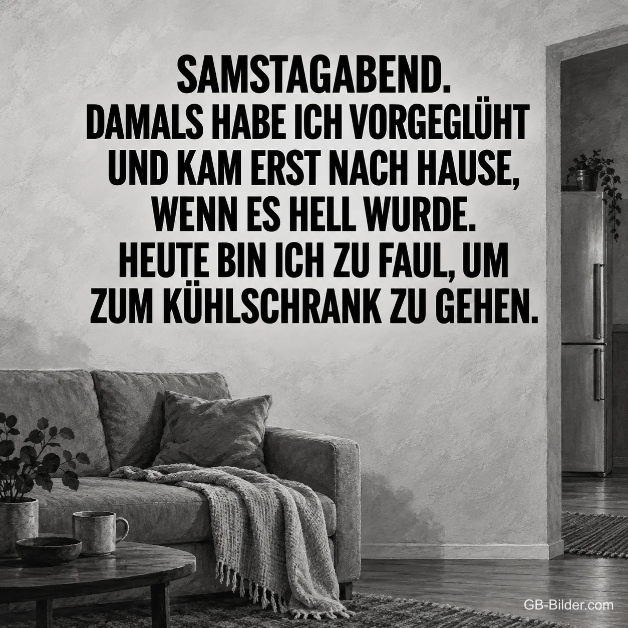 Wohnzimmer mit Sofa in Schwarzweiß, lustiger Spruch über den Samstagabend