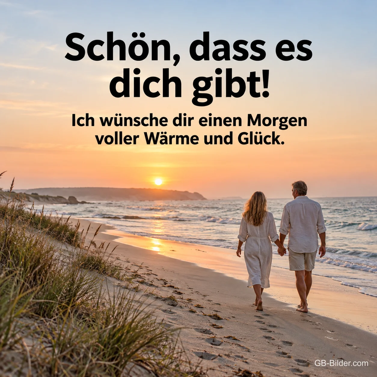 Paar am Strand im Sonnenaufgang, Text: Schön, dass es dich gibt!