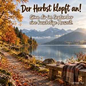 Uferweg mit Bank am Bergsee im Herbst, Text: Der Herbst klopft an!