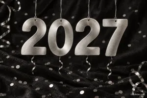 Silberne Ballonzahlen 2027 vor schwarzem Glitzerhintergrund, Text: 2027
