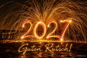 Jahreszahl aus Funken vor einem Funkenregen am Wasser, Text: 2027 – Guten Rutsch!