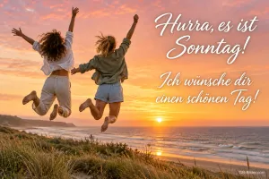 Zwei Frauen springen fröhlich am Strand bei Sonnenuntergang, Text: Hurra, es ist Sonntag! Ich wünsche dir einen schönen Tag!