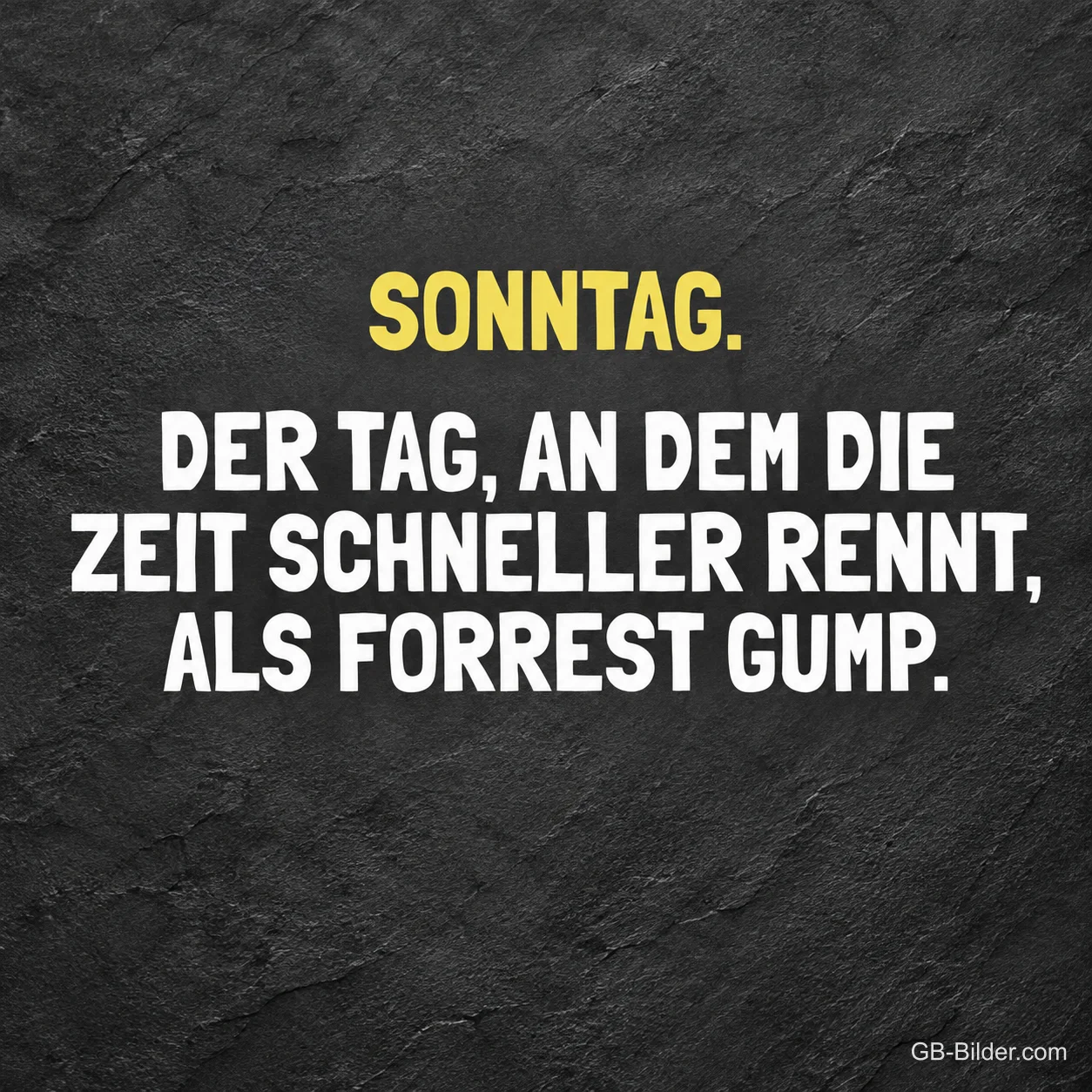 Weißer und gelber Spruch auf dunkler Schieferfläche, Text: SONNTAG. Der Tag, an dem die Zeit schneller rennt, als Forrest Gump.