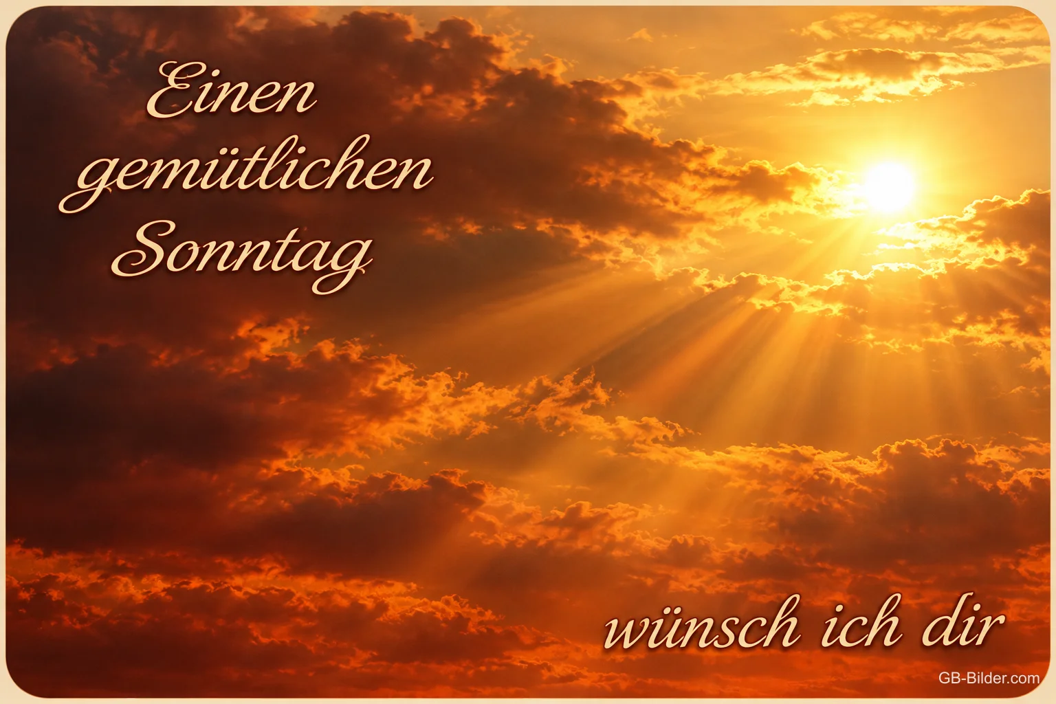 Sonne strahlt durch orange Wolken, Text: Einen gemütlichen Sonntag wünsch ich dir