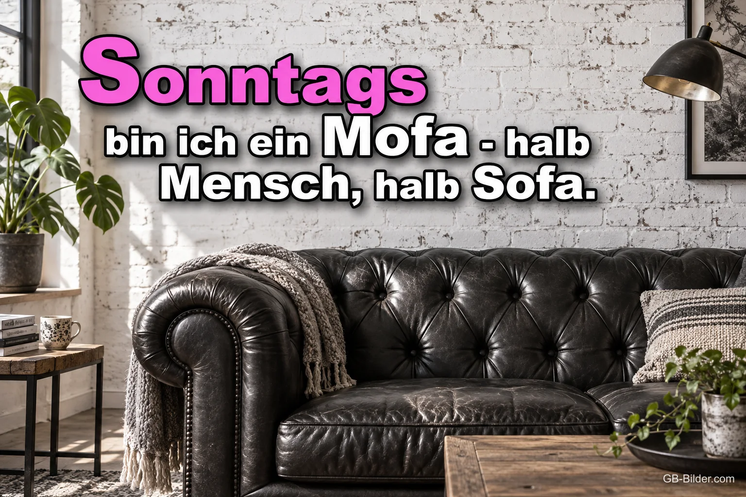 Schwarzes Chesterfield-Sofa vor einer weißen Backsteinwand, Text: Sonntags bin ich ein Mofa – halb Mensch, halb Sofa.