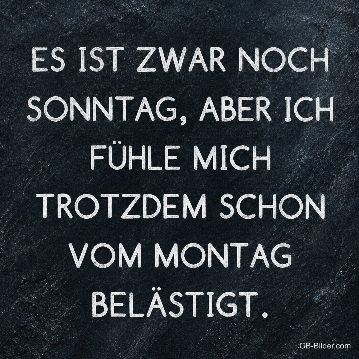 Kreideschrift auf Schiefertafel, Text: Es ist zwar noch Sonntag, aber ich fühle mich trotzdem schon vom Montag belästigt.