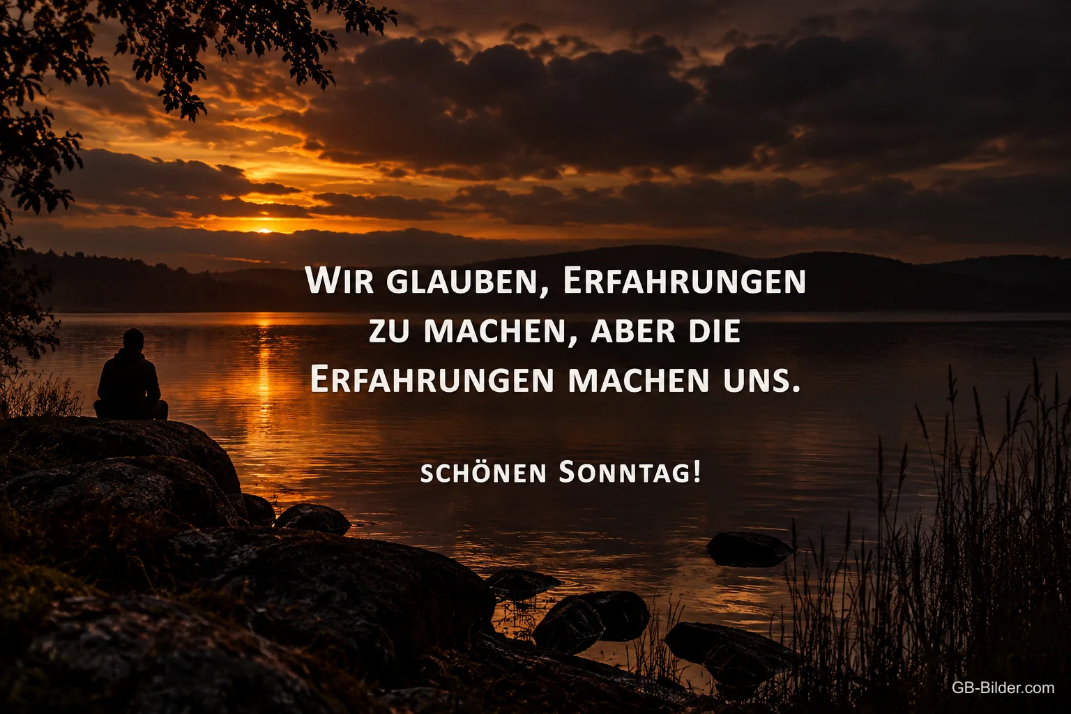 Mensch am See im Abendrot, Spruch: Die Erfahrungen machen uns. Schönen Sonntag!