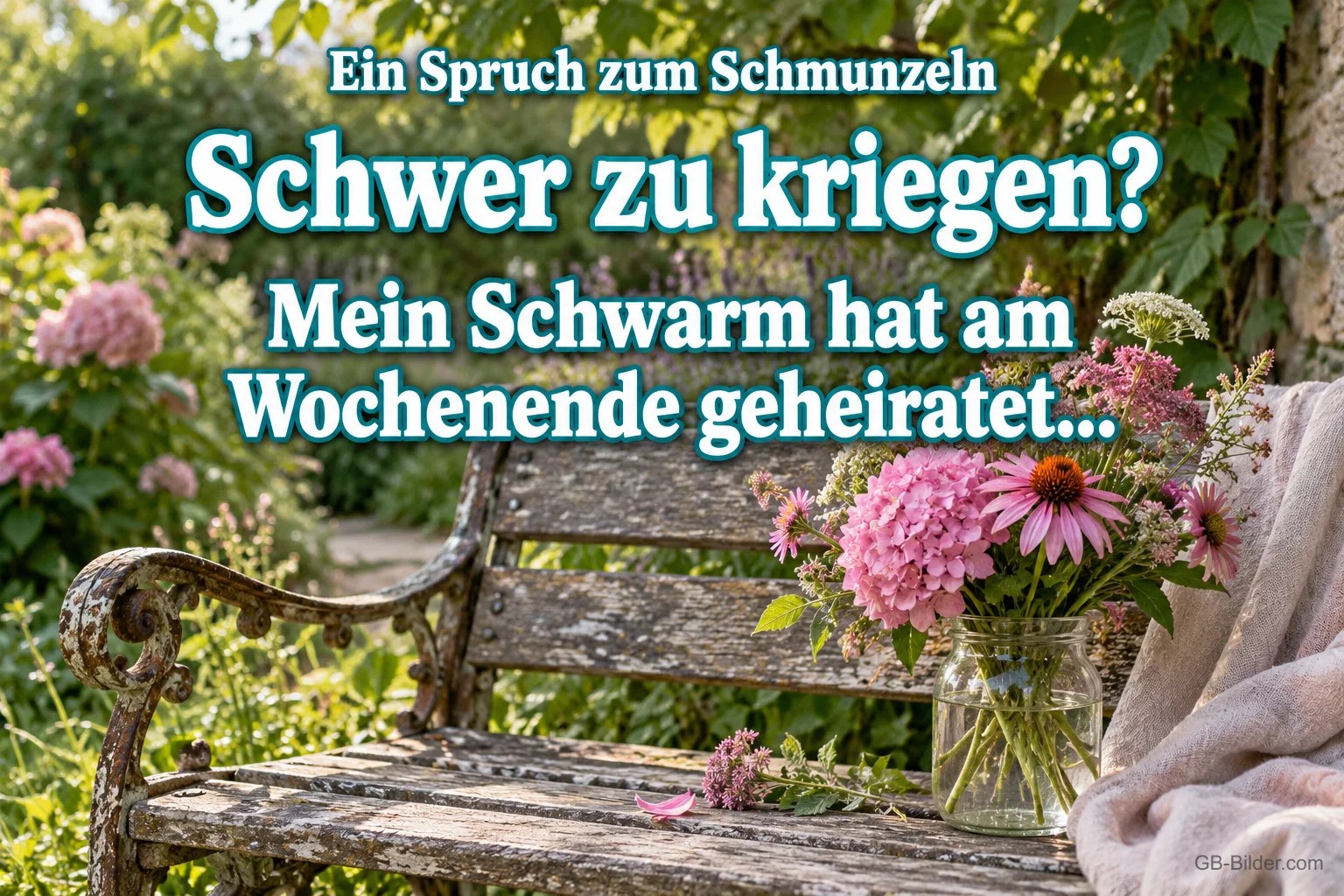 Alte Gartenbank mit Blumenstrauß, Text: Ein Spruch zum Schmunzeln – Schwer zu kriegen? Mein Schwarm hat am Wochenende geheiratet … Alte Gartenbank mit Blumenstrauß, Text: Ein Spruch zum Schmunzeln – Schwer zu kriegen? Mein Schwarm hat am Wochenende geheiratet …