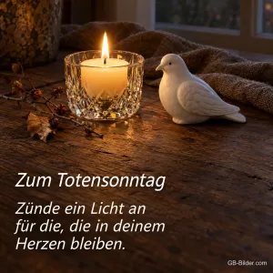 Teelicht im Kristallglas neben einer weißen Taube, Text: Zum Totensonntag – Zünde ein Licht an für die, die in deinem Herzen bleiben.