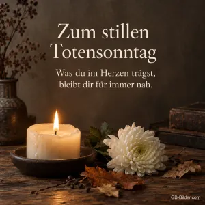Kerze mit weißer Chrysantheme und Herbstlaub, Text: Zum stillen Totensonntag – Was du im Herzen trägst, bleibt dir für immer nah.