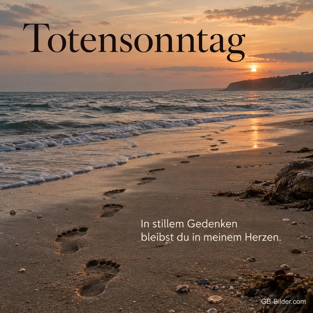 Fußspuren am Strand im Sonnenuntergang, Text: Totensonntag – In stillem Gedenken bleibst du in meinem Herzen.