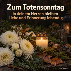 Grablicht zwischen weißen Chrysanthemen und Tannengrün, Text: Zum Totensonntag – In deinem Herzen bleiben Liebe und Erinnerung lebendig.