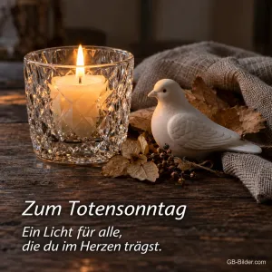 Kerzenglas neben einer weißen Taube und Herbstlaub, Text: Zum Totensonntag – Ein Licht für alle, die du im Herzen trägst.