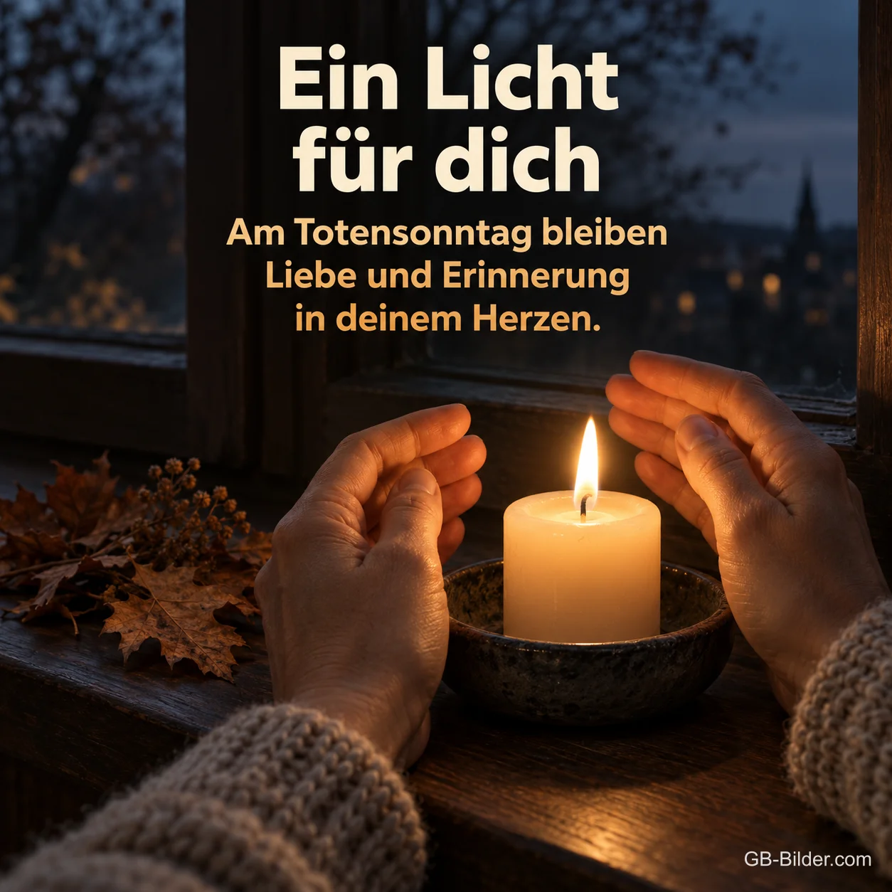 Hände schützen eine Kerze am Fenster, Text: Ein Licht für dich – Am Totensonntag bleiben Liebe und Erinnerung in deinem Herzen.