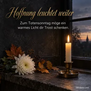 Brennende Kerze und weiße Chrysantheme am Fenster, Text: Hoffnung leuchtet weiter