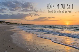 Sandstrand mit Wellen im Sonnenuntergang, Text: HÖRNUM AUF SYLT – Genieß deinen Urlaub am Meer!