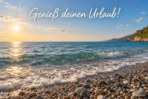 Brandung an einem Kieselstrand im Sonnenlicht, Text: Genieß deinen Urlaub!