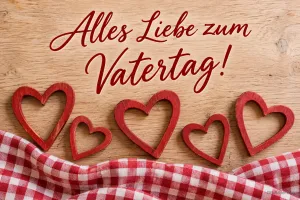 Rote Holzherzen auf kariertem Tuch, Text: Alles Liebe zum Vatertag!