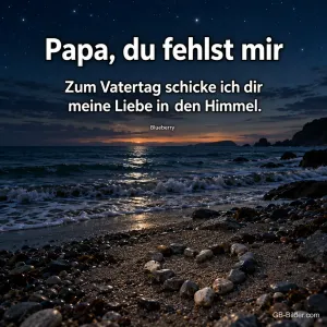 Steinstrand mit Herz aus Kieseln im Sonnenuntergang, Text: Papa, du fehlst mir – Zum Vatertag schicke ich dir meine Liebe in den Himmel. – Blueberry