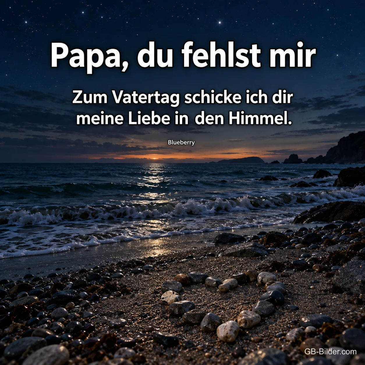 Steinstrand mit Herz aus Kieseln im Sonnenuntergang, Text: Papa, du fehlst mir – Zum Vatertag schicke ich dir meine Liebe in den Himmel. – Blueberry Steinstrand mit Herz aus Kieseln im Sonnenuntergang, Text: Papa, du fehlst mir – Zum Vatertag schicke ich dir meine Liebe in den Himmel. – Blueberry