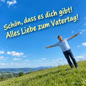 Mann breitet auf einer Hügelwiese die Arme aus, Text: Schön, dass es dich gibt! – Alles Liebe zum Vatertag!