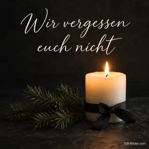 Eine Kerze mit schwarzer Schleife steht neben einem Tannenzweig auf dunklem Grund, Text: Wir vergessen euch nicht