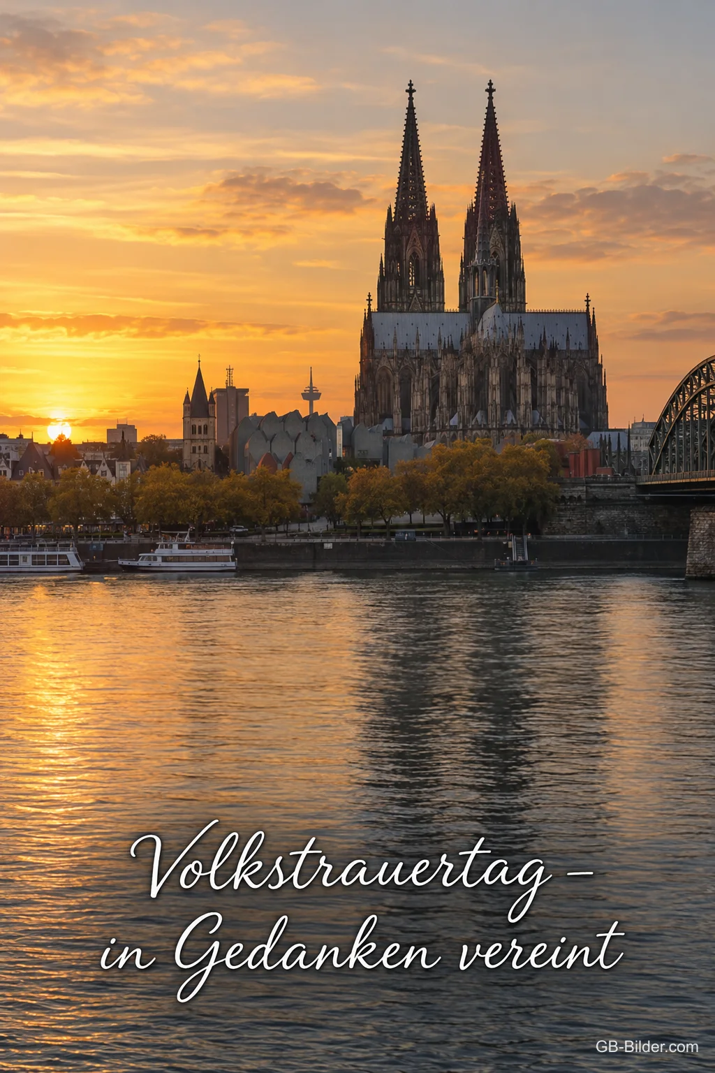 Der Kölner Dom spiegelt sich bei Sonnenuntergang im ruhigen Rhein, Text: Volkstrauertag – in Gedanken vereint Der Kölner Dom spiegelt sich bei Sonnenuntergang im ruhigen Rhein, Text: Volkstrauertag – in Gedanken vereint