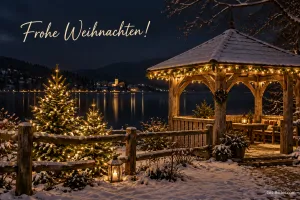 Pavillon mit Lichterketten und Tannenbäumen am verschneiten See, Text: Frohe Weihnachten!