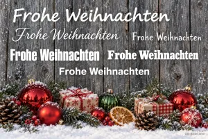 Rote Weihnachtskugeln, Geschenke und Zapfen im Schnee vor einer Holzwand, Text: Frohe Weihnachten